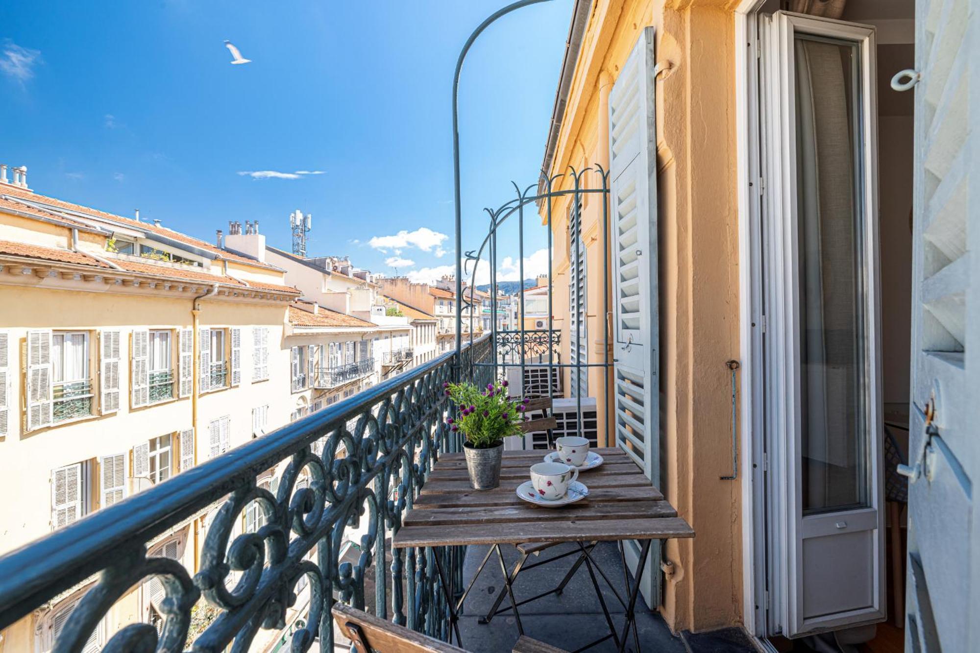 Massena Street - 1 Bdr Duplex With Ac & Parking Appartement *