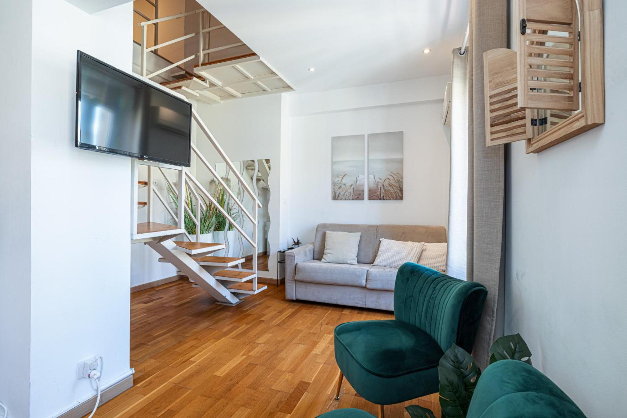 Massena Street - 1 Bdr Duplex With Ac & Parking Appartement